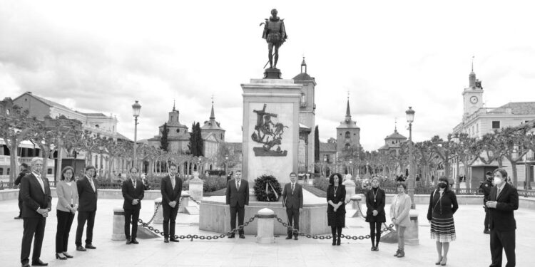 Alcalá rinde homenaje a Cervantes en el Día del Libro