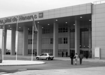 El alcalde de Coslada, Ángel Viveros, “confía en que se siga vacunando» en el Hospital del Henares después del próximo domingo