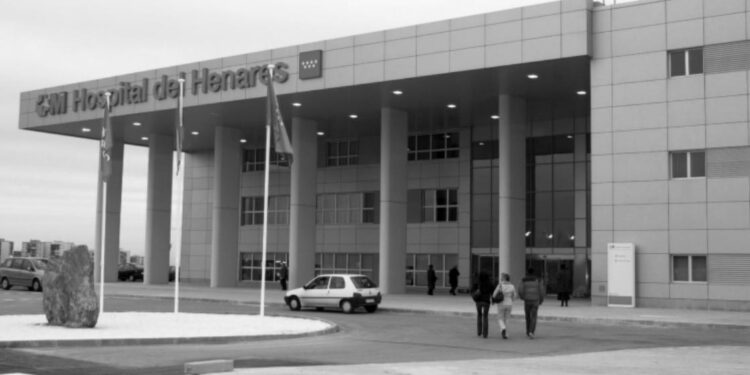 El alcalde de Coslada, Ángel Viveros, “confía en que se siga vacunando» en el Hospital del Henares después del próximo domingo