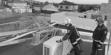 Una grúa de obra cae sobre una zona de viviendas en Daganzo