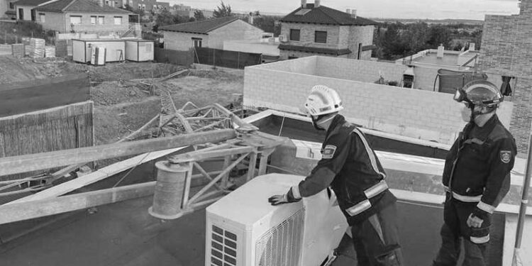 Una grúa de obra cae sobre una zona de viviendas en Daganzo