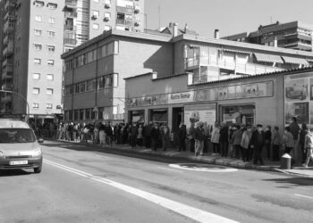 Largas colas en las primeras horas de esta jornada electoral
