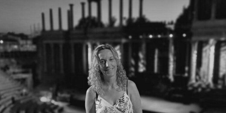 La escritora extremeña, Vanessa Cordero, ganadora del XXX Certamen de Poesía José Chacón