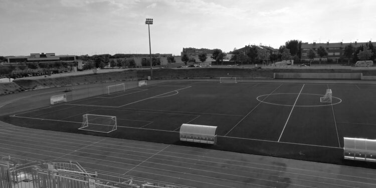 Comienzan las obras de rehabilitación de la pista de atletismo del Polideportivo Municipal de Paracuellos