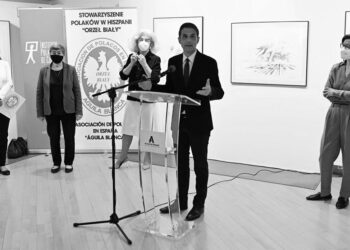 Javier Rodríguez y la embajadora de Polonia, Marzenna Adamczyk, asisten a la inauguración de la exposición “Nocturnos” de Wojciech Siudmak