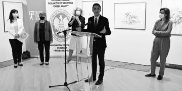 Javier Rodríguez y la embajadora de Polonia, Marzenna Adamczyk, asisten a la inauguración de la exposición “Nocturnos” de Wojciech Siudmak