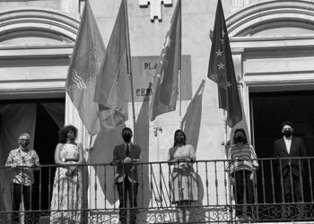 En la fachada del Ayuntamiento de Alcalá ya ondea la Bandera Europea