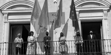 En la fachada del Ayuntamiento de Alcalá ya ondea la Bandera Europea