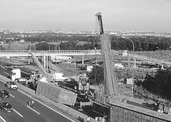 El aparatoso accidente de un camión colapsa la A2 a la altura de San Fernando