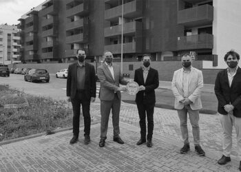 El alcalde acude al acto de colocación de la placa de construcción sostenible en un edificio de La Garena