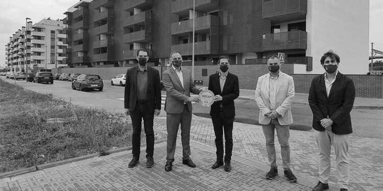 El alcalde acude al acto de colocación de la placa de construcción sostenible en un edificio de La Garena