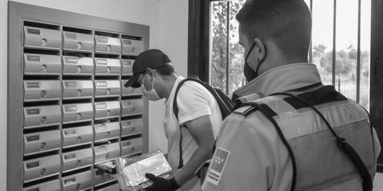 Continúa el reparto gratuito de mascarillas en todas las viviendas de la cuidad por parte del Ayuntamiento de Torrejón de Ardoz