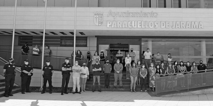 Concentración silenciosa del Ayuntamiento de Paracuellos contra la violencia machista