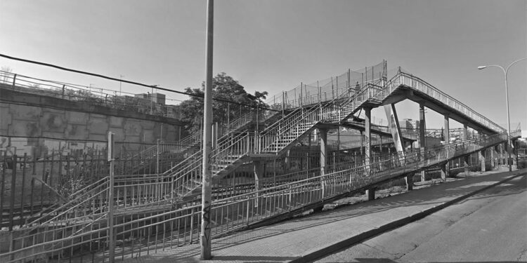 Comienzan los trabajos de reparación de la pasarela peatonal de la calle Gaceta de Alcalá