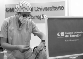 El Hospital Universitario de Torrejón de Ardoz continúa vacunando a los torrejoneros contra la Covid-19, pudiendo autocitarse ya los mayores de 15 años