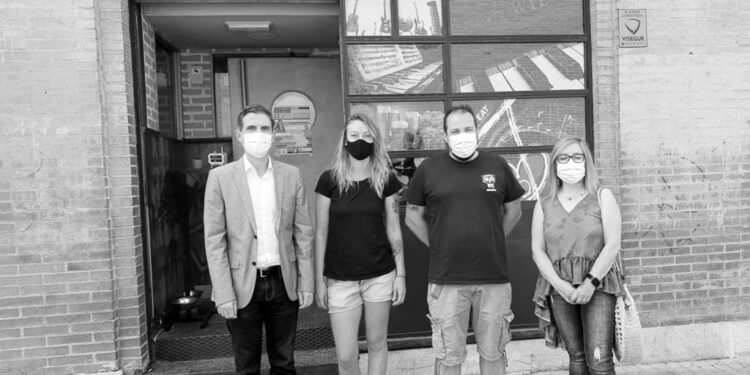 El alcalde Javier Rodríguez Palacios visita comercios galardonados con los Premios Alcalá Emprende