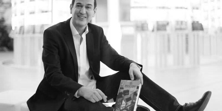 Roberto Santiago, ganador del XXV Premio Cervantes Chico de Literatura Infantil y Juvenil