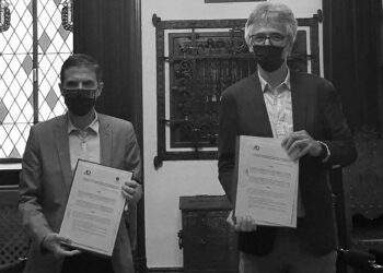 El Ayuntamiento y la Asociación de Comerciantes de El Ensanche (ACOEN) firman un convenio para la recuperación del pequeño comercio del barrio