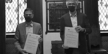 El Ayuntamiento y la Asociación de Comerciantes de El Ensanche (ACOEN) firman un convenio para la recuperación del pequeño comercio del barrio