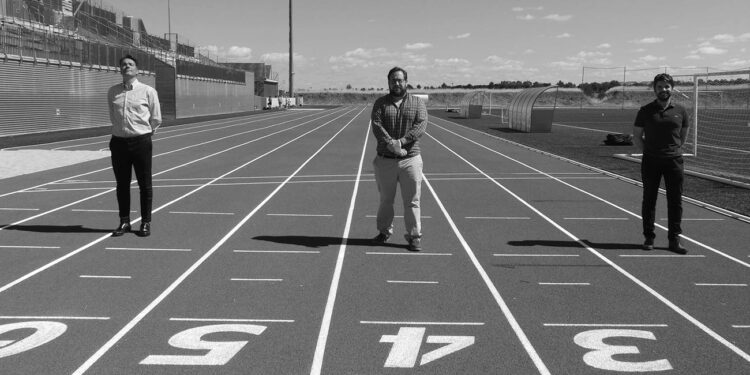 Concluyen las obras de mejora de la pista de atletismo del Polideportivo Municipal de Paracuellos