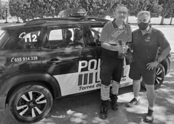 Operarios municipales de Torres de la Alameda capturan una paloma mensajera extraviada desde junio en un campeonato celebrado en Portugal