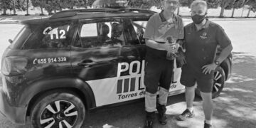 Operarios municipales de Torres de la Alameda capturan una paloma mensajera extraviada desde junio en un campeonato celebrado en Portugal