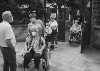 La Comunidad de Madrid endurece las medidas restrictivas para evitar los contagios en las residencias de mayores