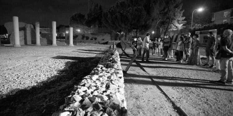 “Patrimonio a la luz de la luna” ofreció anoche una visita guiada nocturna por Complutum