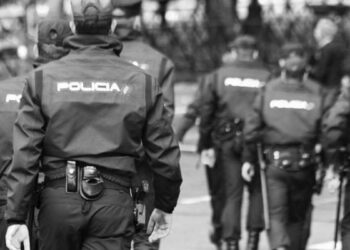 Cinco detenidos y siete agentes de la Policía Nacional heridos al desalojar un botellón en la Plaza Cervantes