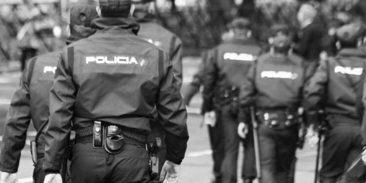Cinco detenidos y siete agentes de la Policía Nacional heridos al desalojar un botellón en la Plaza Cervantes