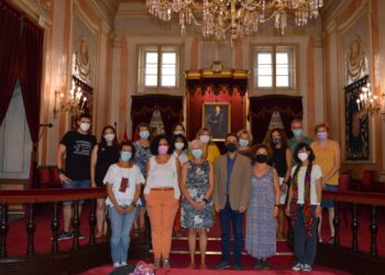 El alcalde recibe a los profesores del Colegio Calasanz que desarrollan el programa internacional “On the shoulders of Giants”