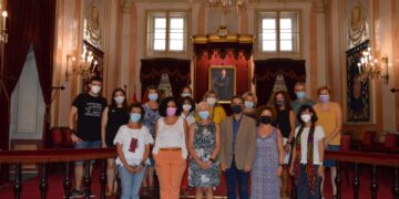 El alcalde recibe a los profesores del Colegio Calasanz que desarrollan el programa internacional “On the shoulders of Giants”