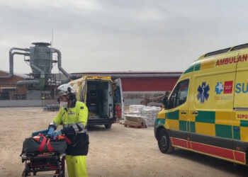 Muere un hombre de 48 años y dos resultan heridos de gravedad al derrumbarse el falso techo de una nave en Alcalá