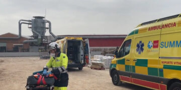 Muere un hombre de 48 años y dos resultan heridos de gravedad al derrumbarse el falso techo de una nave en Alcalá