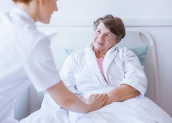 La Comunidad de Madrid incrementa en 8,6 millones el presupuesto del Servicio de Ayuda a Domicilio en las áreas Este y Oeste