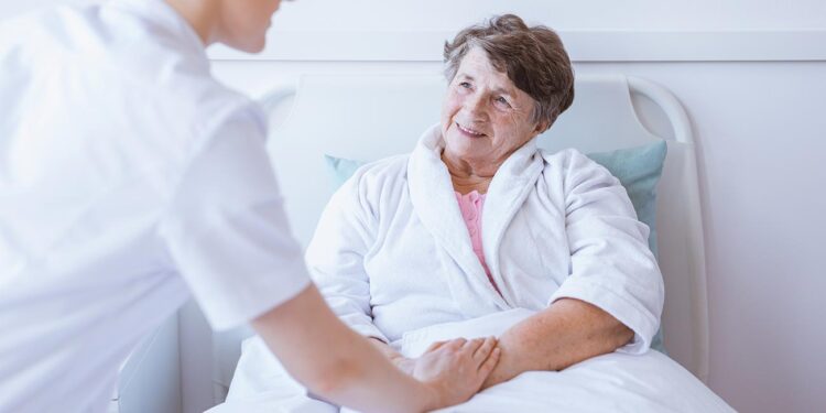 La Comunidad de Madrid incrementa en 8,6 millones el presupuesto del Servicio de Ayuda a Domicilio en las áreas Este y Oeste