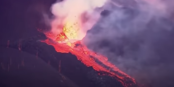 La emisión de lava es más rápida y fluida y se aproxima a la costa