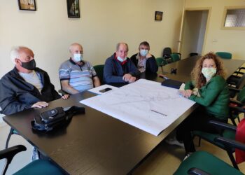 La presidenta del Distrito I Patricia Sánchez se ha reunido con la asociación de vecinos para tratar la próxima remodelación del parque de San Isidro