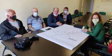 La presidenta del Distrito I Patricia Sánchez se ha reunido con la asociación de vecinos para tratar la próxima remodelación del parque de San Isidro