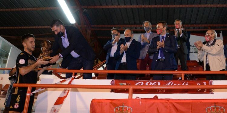 La Cultural y Deportiva Leonesa se alza con el Trofeo Cervantes