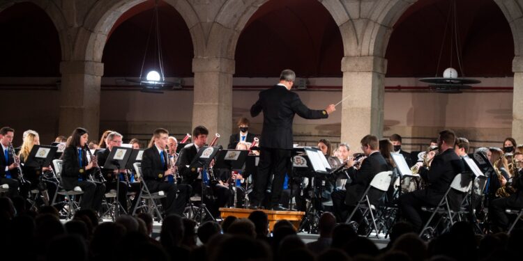 El Patio de Cristales del Museo Arqueológico Regional acogió el XXI Encuentro de Bandas Ciudad de Alcalá