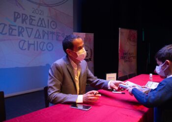 Roberto Santiago recibe el Premio Cervantes Chico 2021