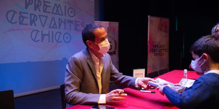 Roberto Santiago recibe el Premio Cervantes Chico 2021