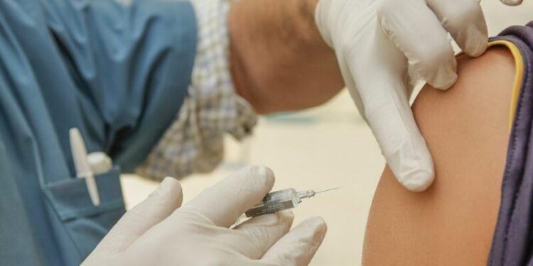 La presidenta de la Comunidad anuncia la instalación de puntos de vacunación móviles contra el COVID-19 en el intercambiador de Moncloa, Arganda del Rey y Parla