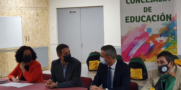 Miles de escolares alcalaínos en situación de vulnerabilidad han vuelto a clase con nuevo material escolar gracias a la Fundación «la Caixa» y CaixaBank