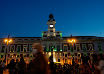 La Comunidad de Madrid se suma al Dia Internacional de la Salud Mental iluminando de verde y amarillo la Real Casa de Correos