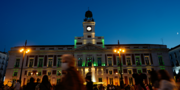 La Comunidad de Madrid se suma al Dia Internacional de la Salud Mental iluminando de verde y amarillo la Real Casa de Correos