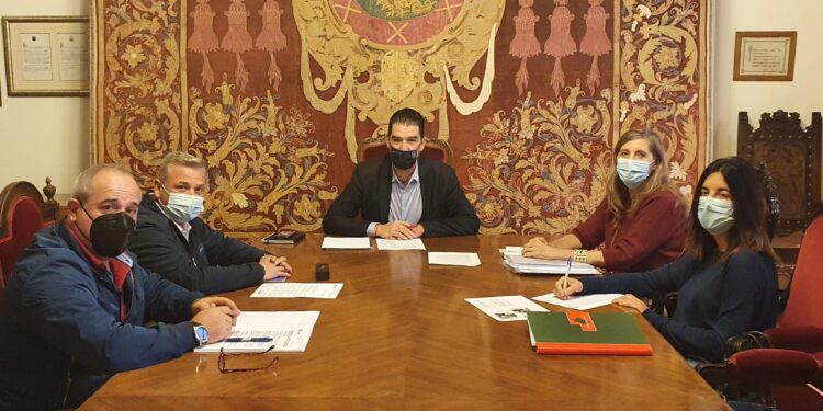 Al ayuntamiento propone nuevas iniciativas para impulsar el sector del taxi