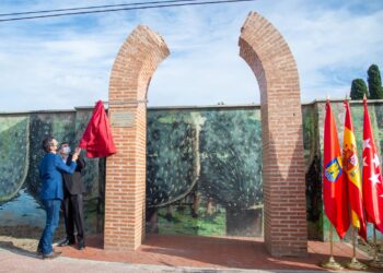 Ya está inaugurado el nuevo memorial a los fusilados en la tapia del cementerio municipal