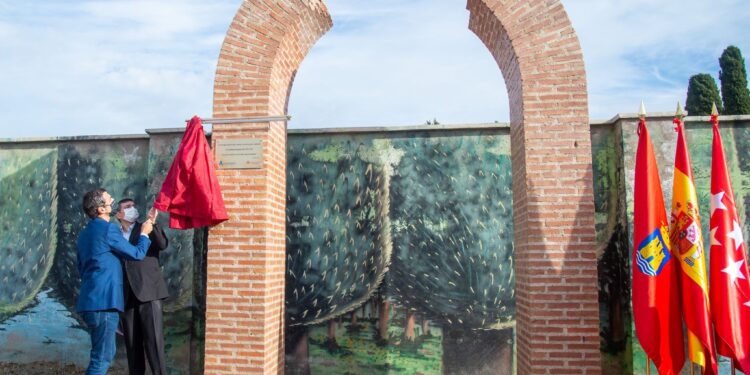 Ya está inaugurado el nuevo memorial a los fusilados en la tapia del cementerio municipal